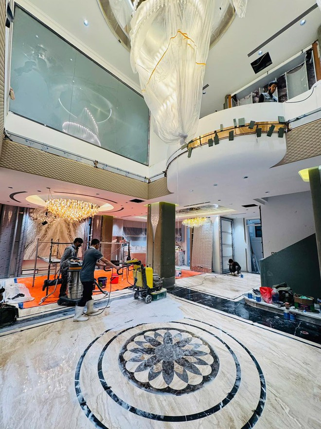 Choáng ngợp ảnh cận bên trong biệt phủ trăm tỷ của Hoàng Hường