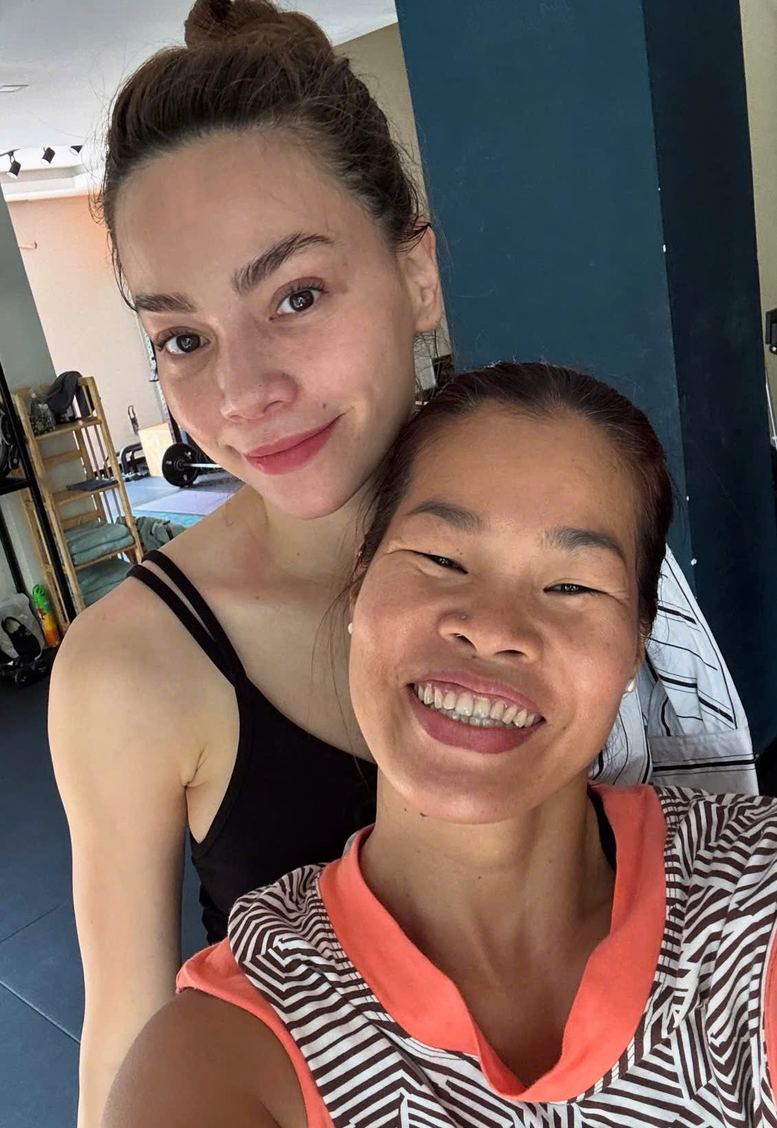 Hà Hồ lộ mặt mộc già nua chi chít khuyết điểm trong ảnh bị tag