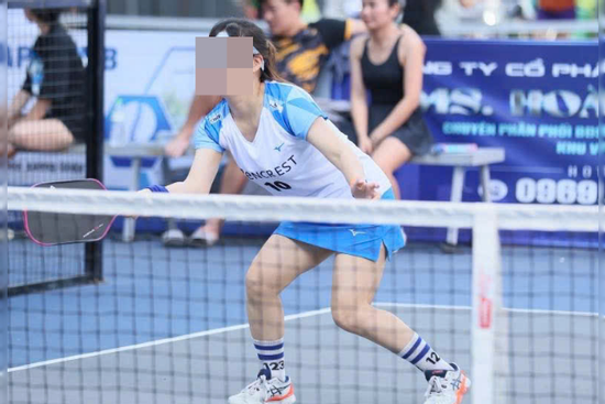 Người phụ nữ phải cấp cứu sau cú đỡ bóng pickleball