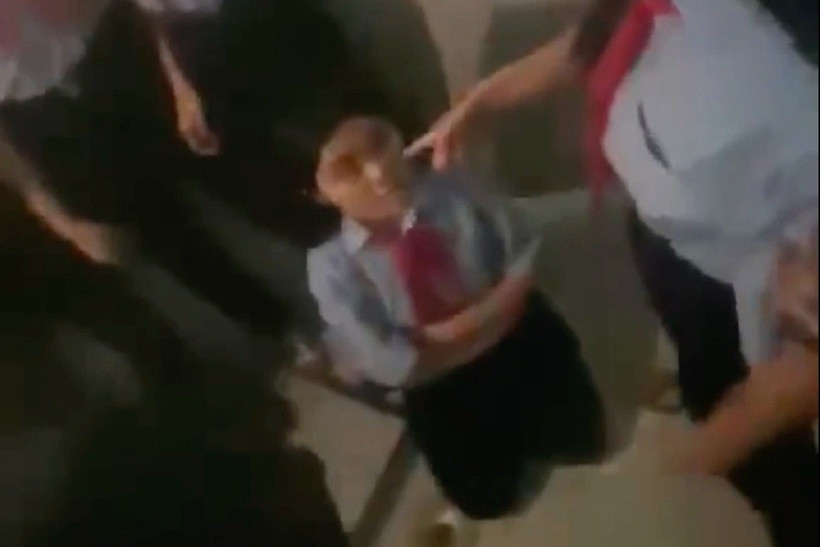 Nữ sinh lớp 8 ở thành phố Huế bị bạn hành hung, bắt quỳ gối trong khu vực nhà vệ sinh của trường học (Ảnh cắt từ clip đăng trên Facebook Huế).