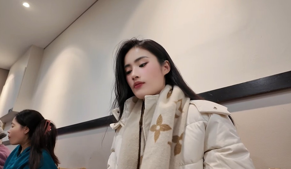 Hoa hậu Ý Nhi mặc bikini khoe vóc dáng thẳng đuột như khúc gỗ