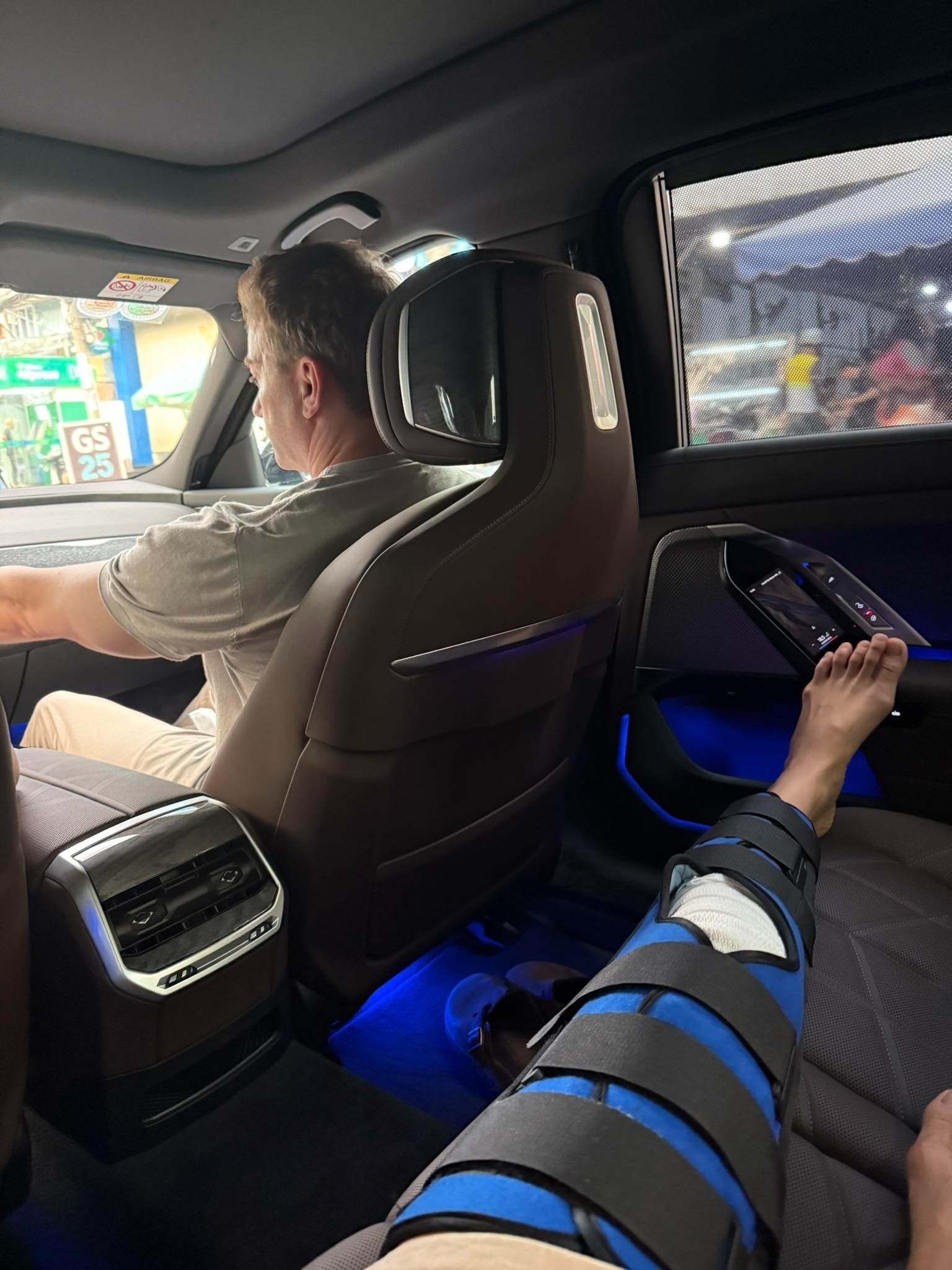 Minh Tú bị ngải heo nhập sau 2 tháng giải nghệ ở nhà với chồng Tây