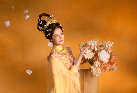 'Mỹ nữ Tân Cương' Địch Lệ Nhiệt Ba 'gây sốt' khi hóa tiên nữ cung trăng