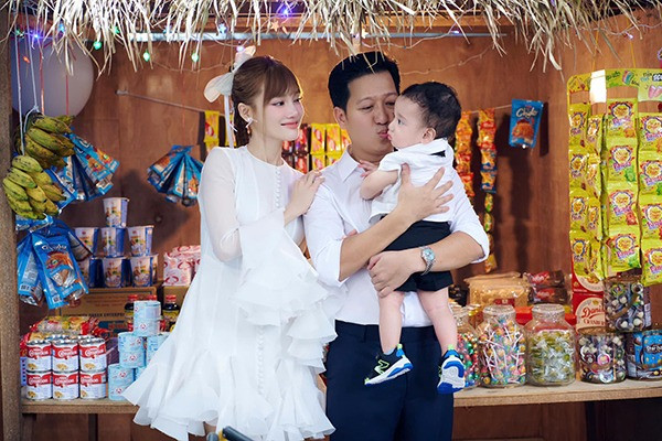 Trường Giang Nhã Phương mừng sinh nhật con trai khoe cận cảnh gương mặt quý tử