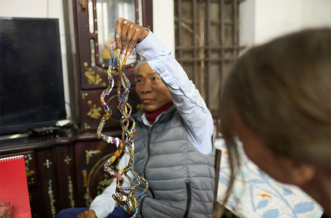 Mr Huyền holding up one hand
