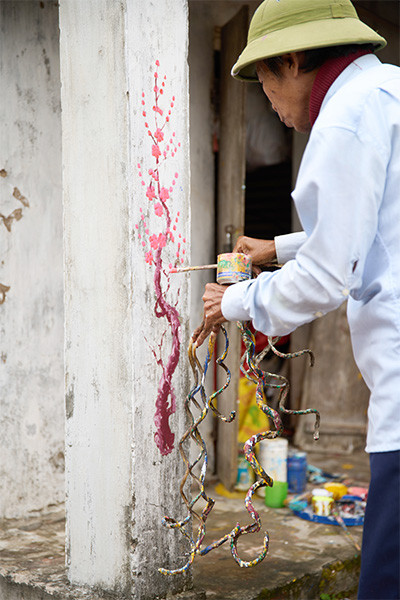 Mr Huyền painting a mural