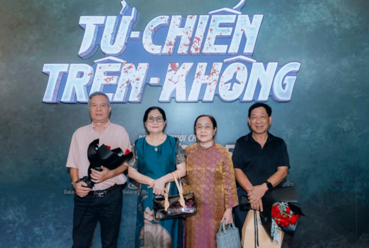 Cơ trưởng Phạm Trung Nam, hai cựu tiếp viên Huỳnh Thu Cúc và Ngô Kim Thanh, hoa tiêu Nguyễn Văn Hương trong buổi công chiếu phim.