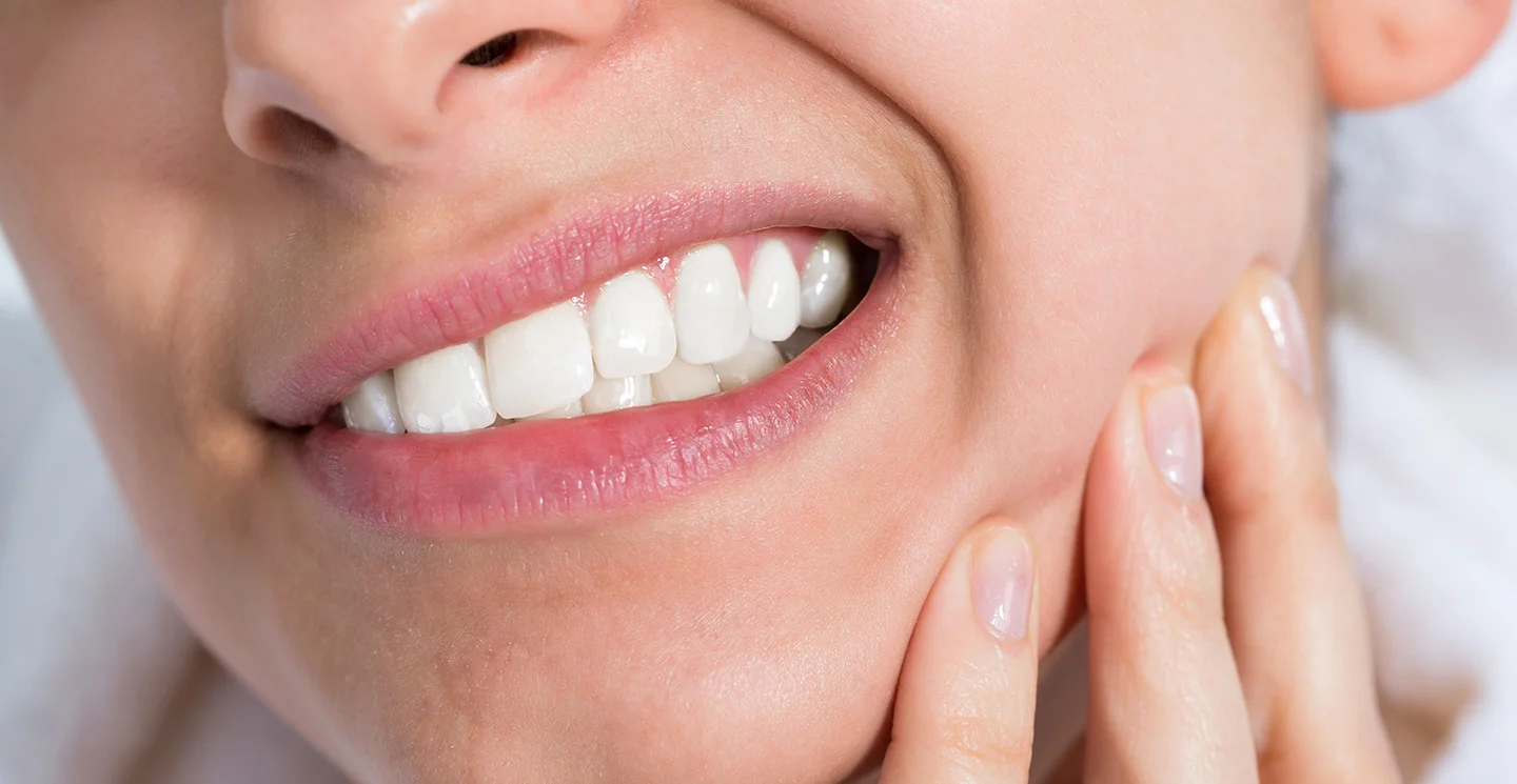 Rủi ro khi lạm dụng miếng dán trắng răng- Ảnh 3.