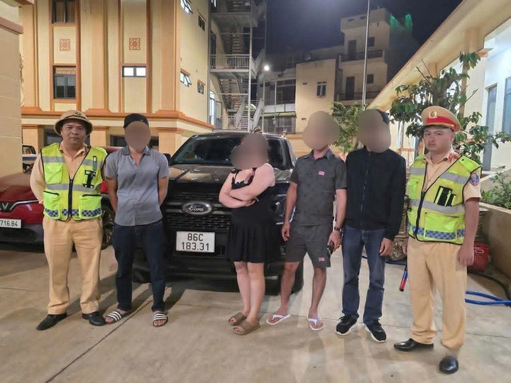 Nhóm người trên xe bán tải được đưa về trụ sở làm việc.