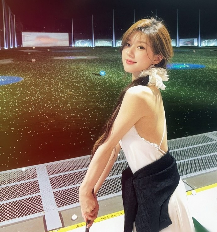 Tổng tài Trần Vỹ Đình khen một điểm trên vóc dáng Triệu Lộ Tư cư dân mạng gật gù đồng tình