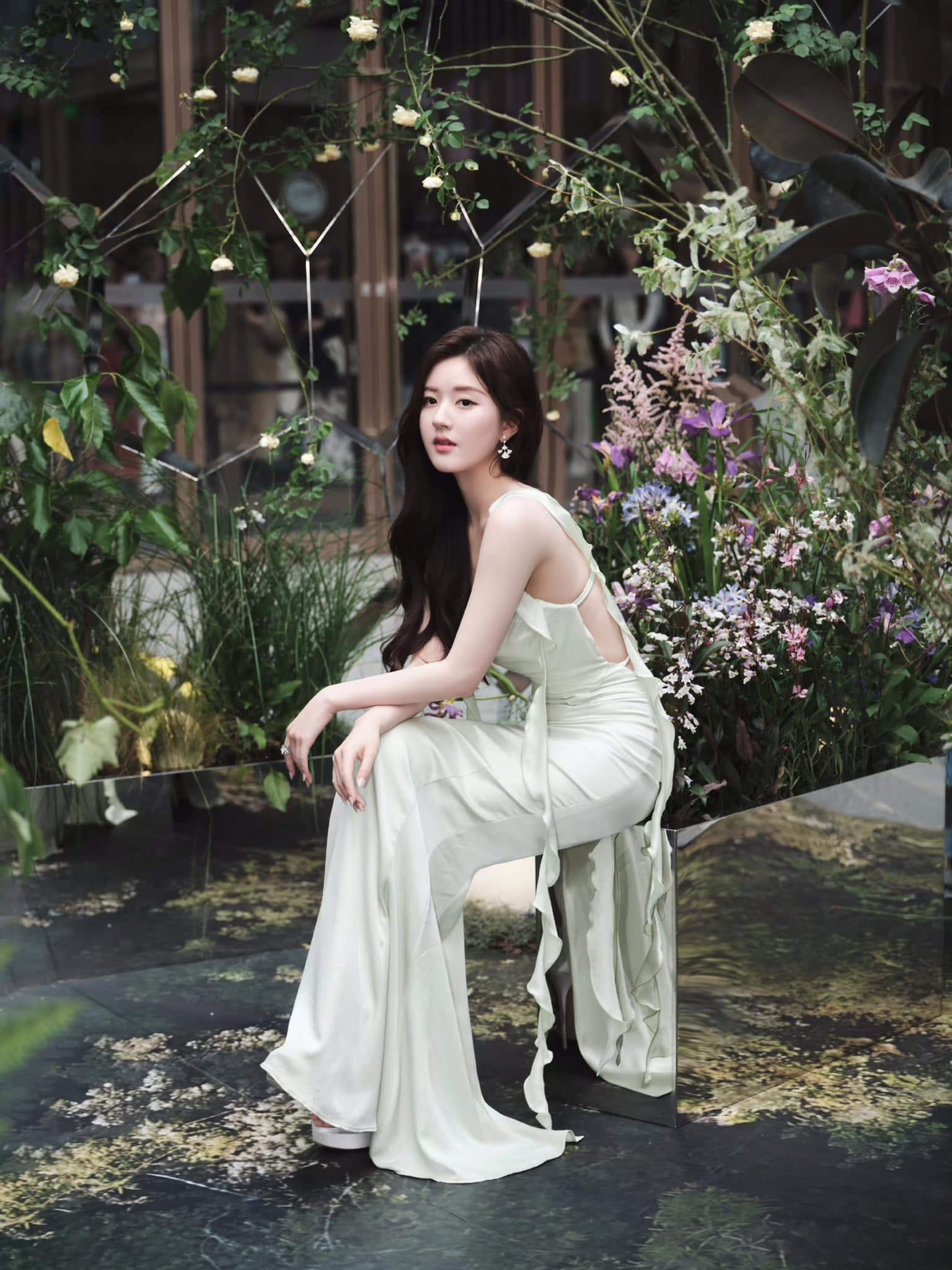 Tổng tài Trần Vỹ Đình khen một điểm trên vóc dáng Triệu Lộ Tư cư dân mạng gật gù đồng tình