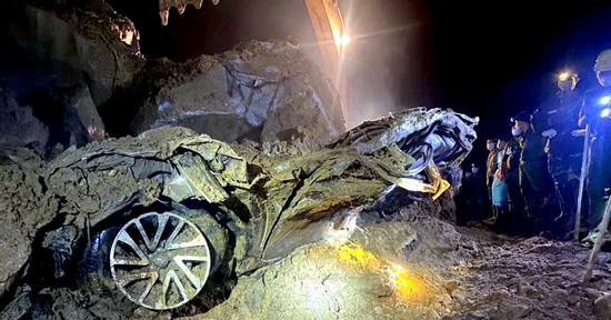 Vụ ô tô chở quản đốc thủy điện bị vùi lấp: Một nạn nhân vẫn mất tích bí ẩn