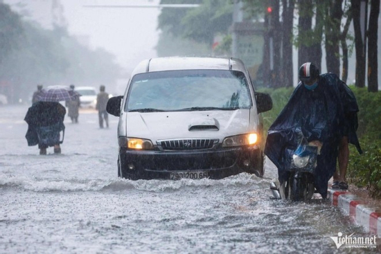 Cám cảnh ô tô con cố vượt đường ngập bị mắc kẹt, nổi lềnh phềnh trên phố Hà Nội