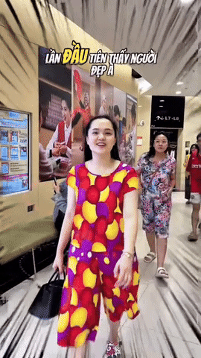 Choáng cảnh vợ Đỗ Duy Mạnh mặc đồ bà thím tay xách túi hiệu dạo trung tâm thương mại