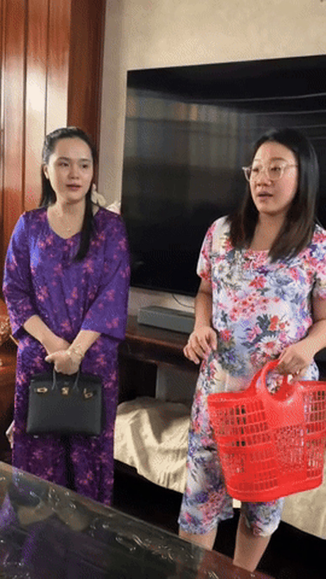 Choáng cảnh vợ Đỗ Duy Mạnh mặc đồ bà thím tay xách túi hiệu dạo trung tâm thương mại