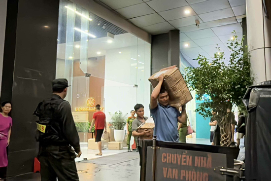 Clip: Công an đưa hàng chục thùng carton khỏi toà nhà có trụ sở công ty của Shark Bình