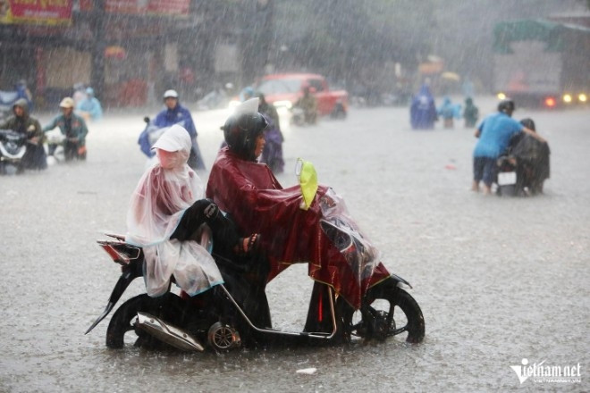 Cố lái xe máy vào vùng ngập nước: Cẩn thận 'sai một ly, đi cả triệu đồng'