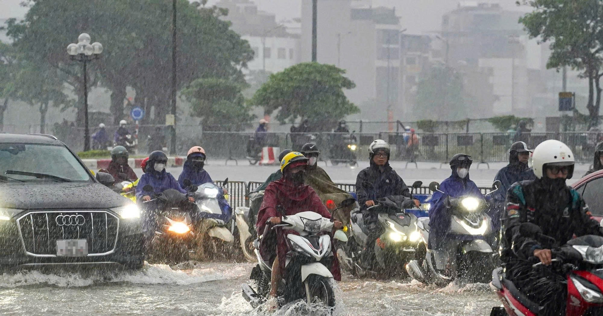 Hậu bão số 11 Matmo: Hà Nội mưa lớn dồn dập sáng 7/10, danh sách các điểm nguy cơ ngập úng