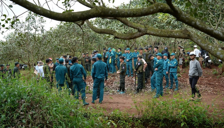 Lực lượng chức năng băng rừng truy bắt hung thủ trọng vụ thảm án Đồng Nai.