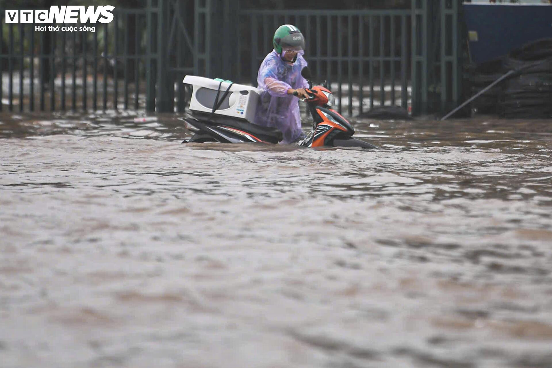 Mưa lớn biến Mỹ Đình thành biển nước, dân trả trăm nghìn thuê kéo xe qua điểm ngập - 14