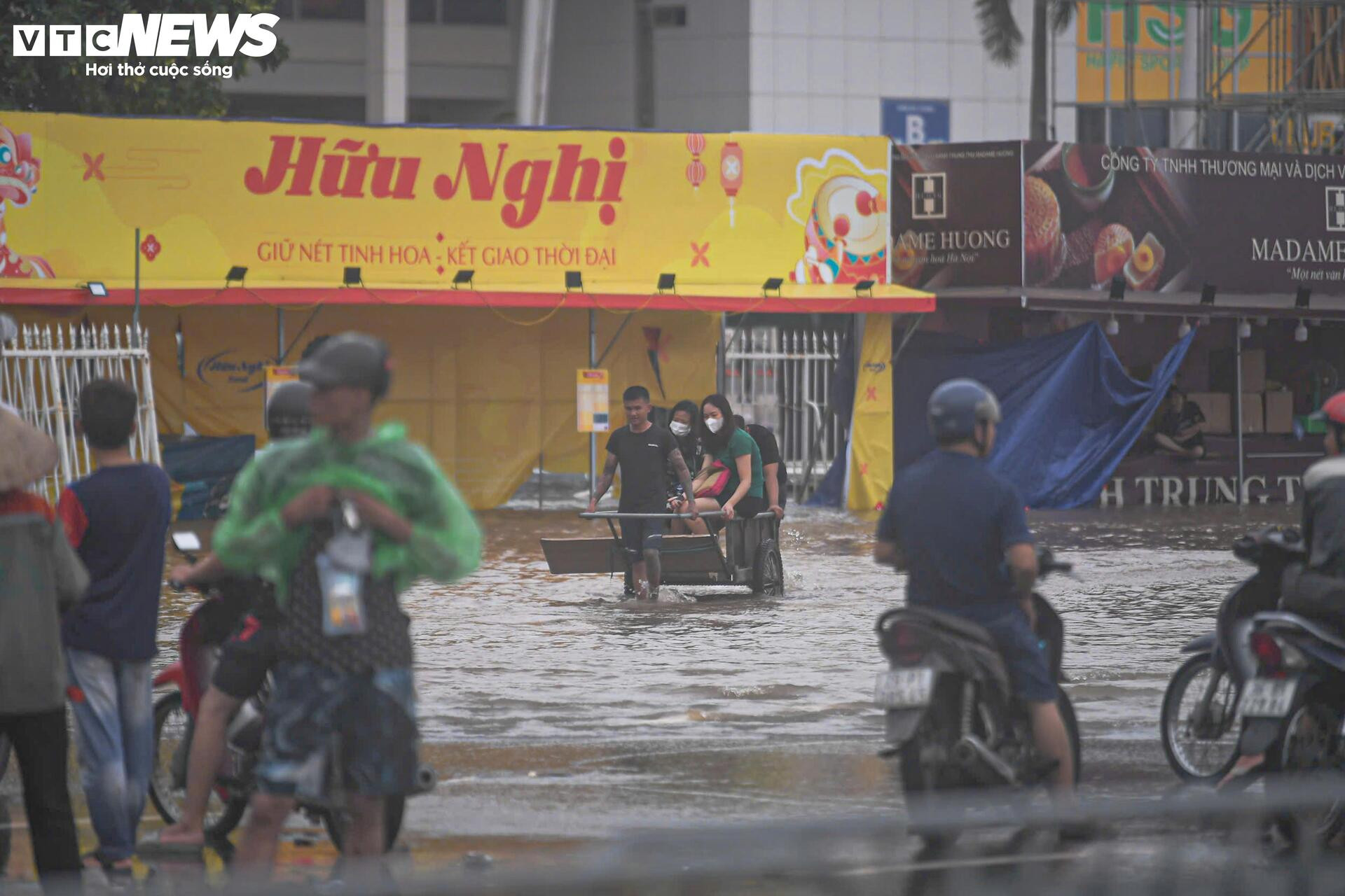 Mưa lớn biến Mỹ Đình thành biển nước, dân trả trăm nghìn thuê kéo xe qua điểm ngập - 4