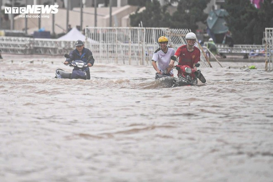 Mưa lớn biến Mỹ Đình thành biển nước, dân trả trăm nghìn thuê kéo xe qua điểm ngập