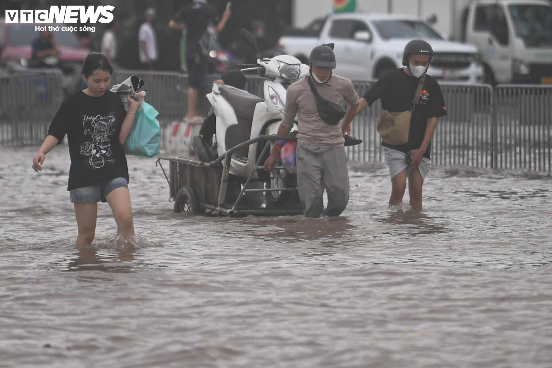 Mưa lớn biến Mỹ Đình thành biển nước, dân trả trăm nghìn thuê kéo xe qua điểm ngập - 9