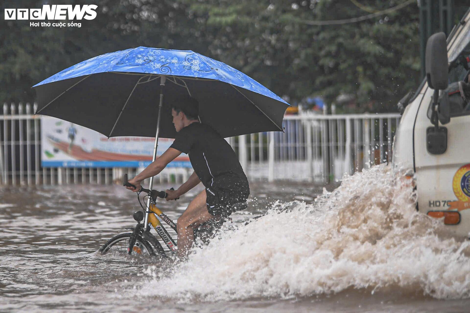 Mưa lớn biến Mỹ Đình thành biển nước, dân trả trăm nghìn thuê kéo xe qua điểm ngập - 11