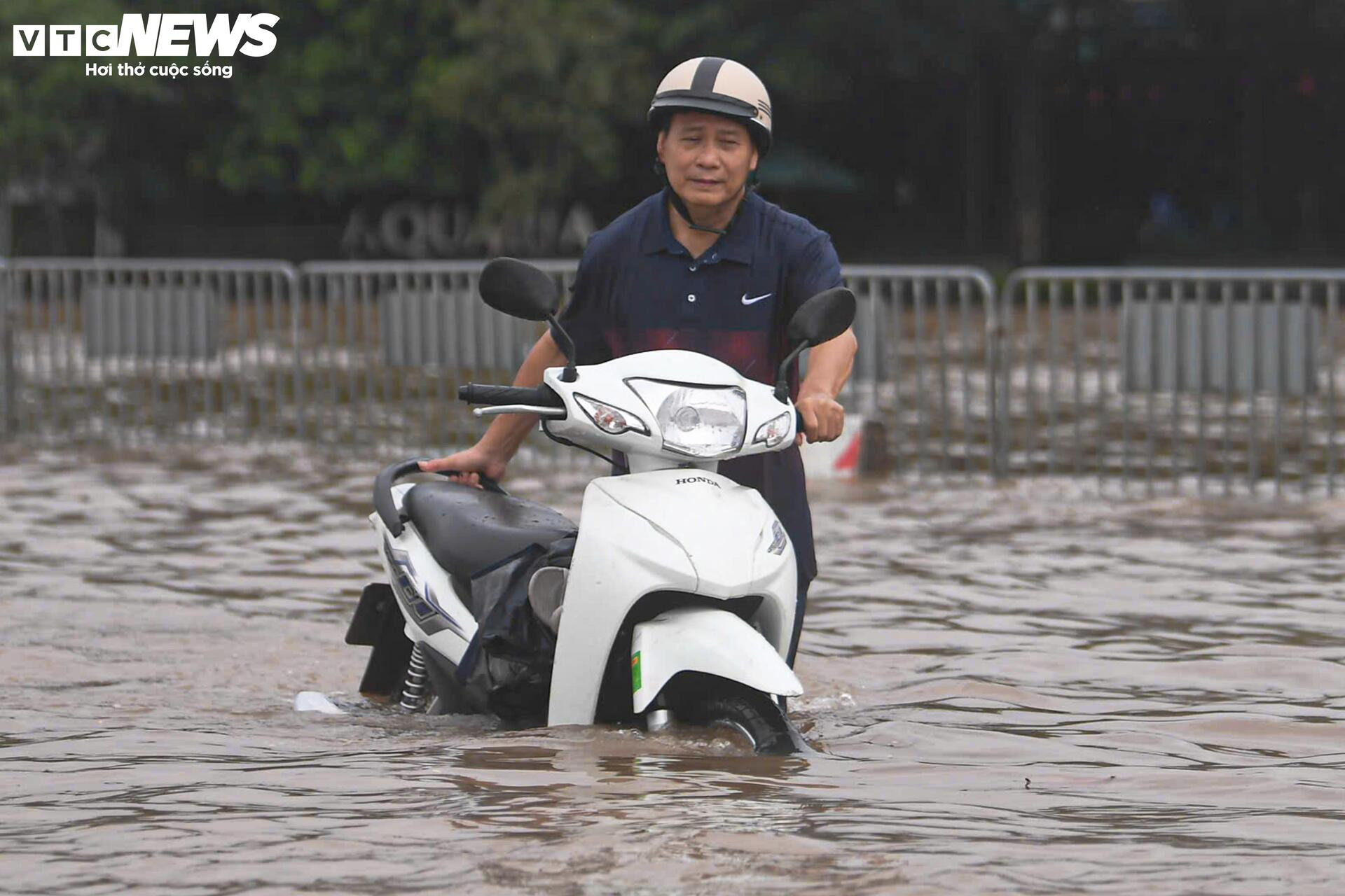 Mưa lớn biến Mỹ Đình thành biển nước, dân trả trăm nghìn thuê kéo xe qua điểm ngập - 13