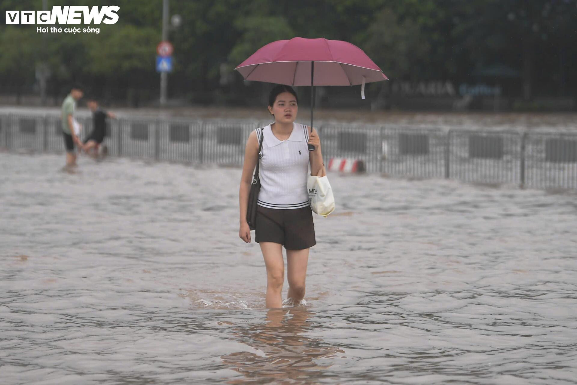 Mưa lớn biến Mỹ Đình thành biển nước, dân trả trăm nghìn thuê kéo xe qua điểm ngập - 8
