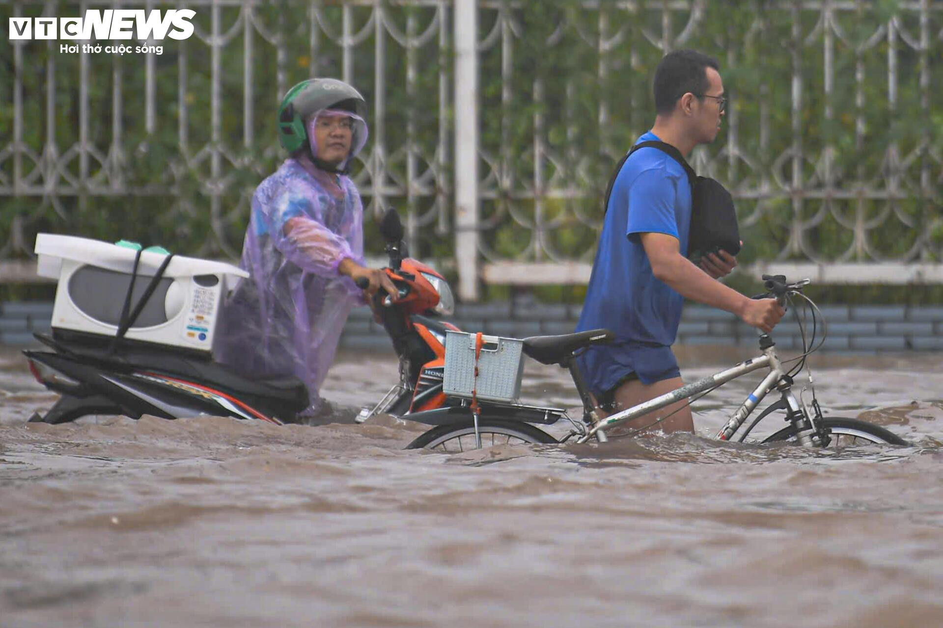 Mưa lớn biến Mỹ Đình thành biển nước, dân trả trăm nghìn thuê kéo xe qua điểm ngập - 10