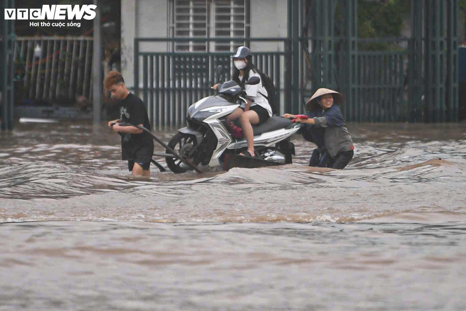 Mưa lớn biến Mỹ Đình thành biển nước, dân trả trăm nghìn thuê kéo xe qua điểm ngập - 7