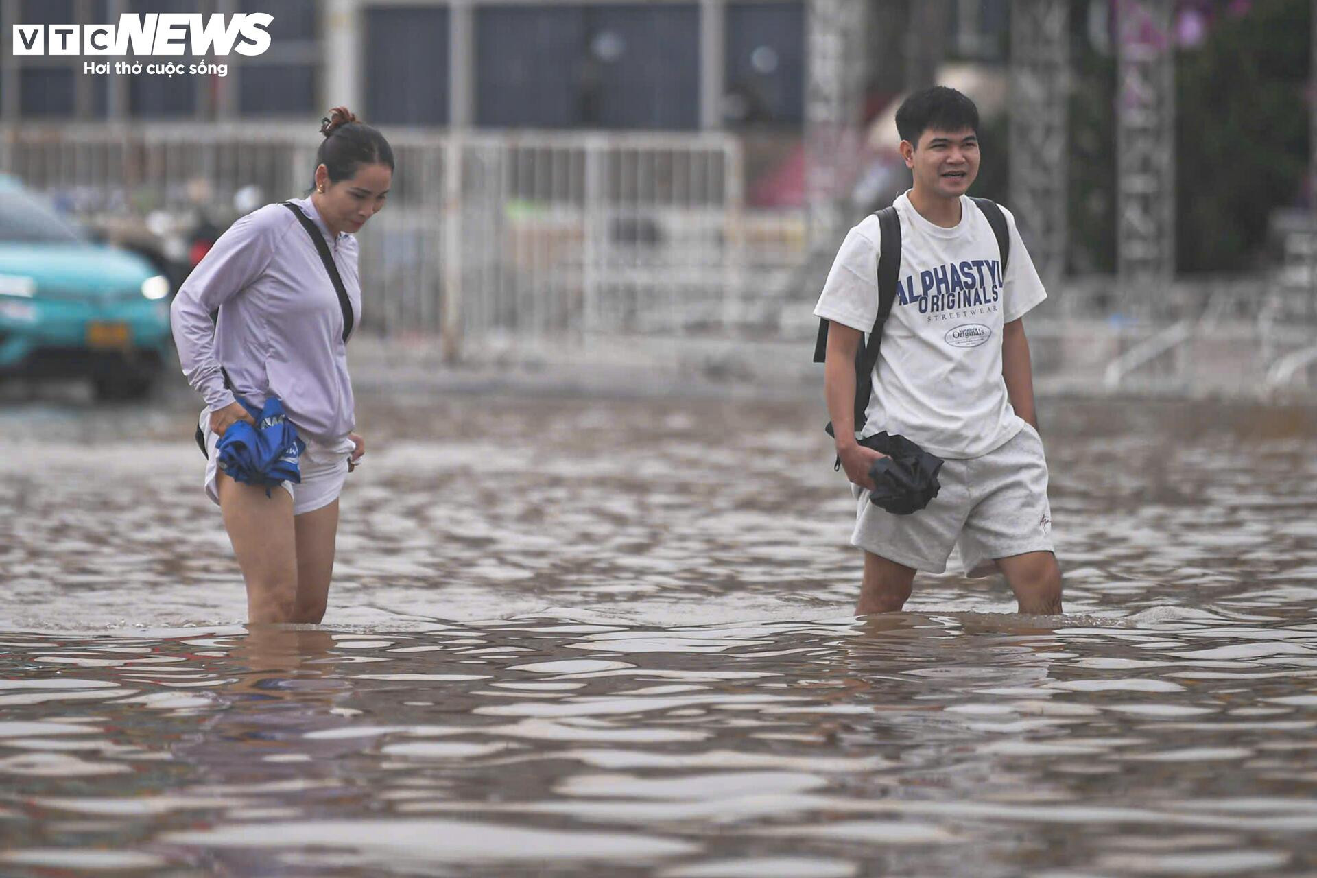 Mưa lớn biến Mỹ Đình thành biển nước, dân trả trăm nghìn thuê kéo xe qua điểm ngập - 12