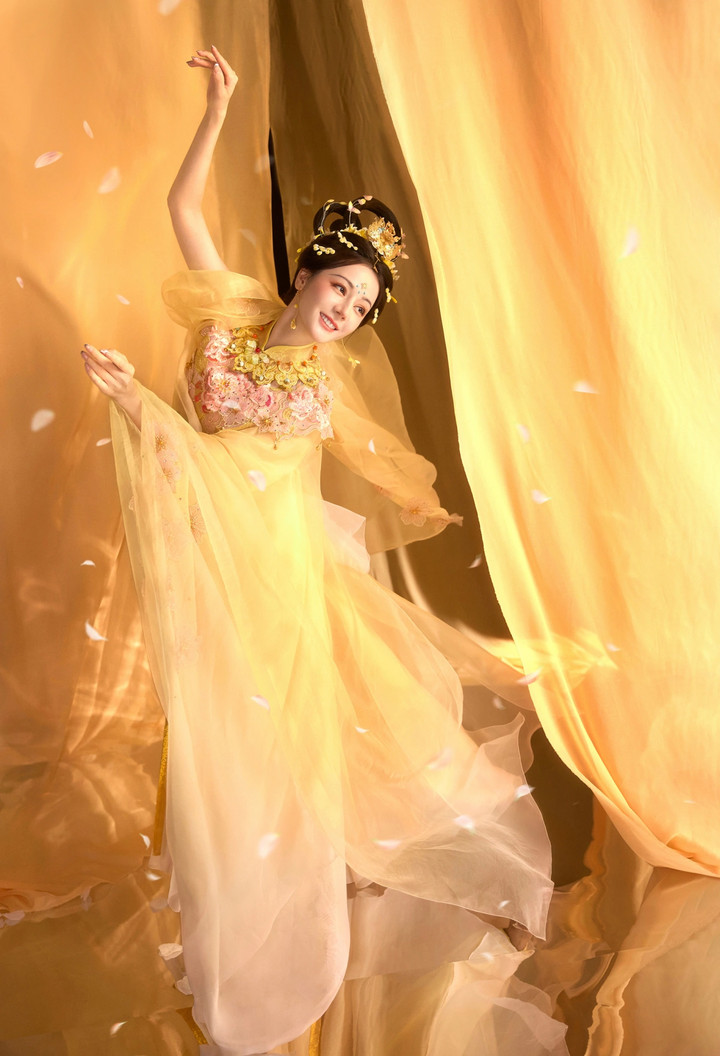 Địch Lệ Nhiệt Ba hóa thân thành “thiên nữ rải hoa” trong chương trình của Đài truyền hình Hà Nam.