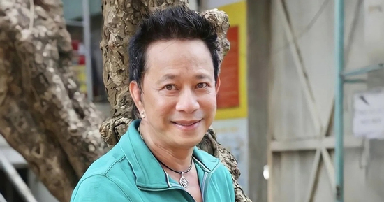 Nam danh hài thời trẻ là tay chơi xe hiệu khét tiếng, tuổi 70 về bán cơm tấm cùng vợ kém 29 tuổi