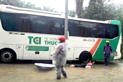 Nghi rò rỉ điện tại điểm ngập ở Hà Nội, người đi đường bị tê chân