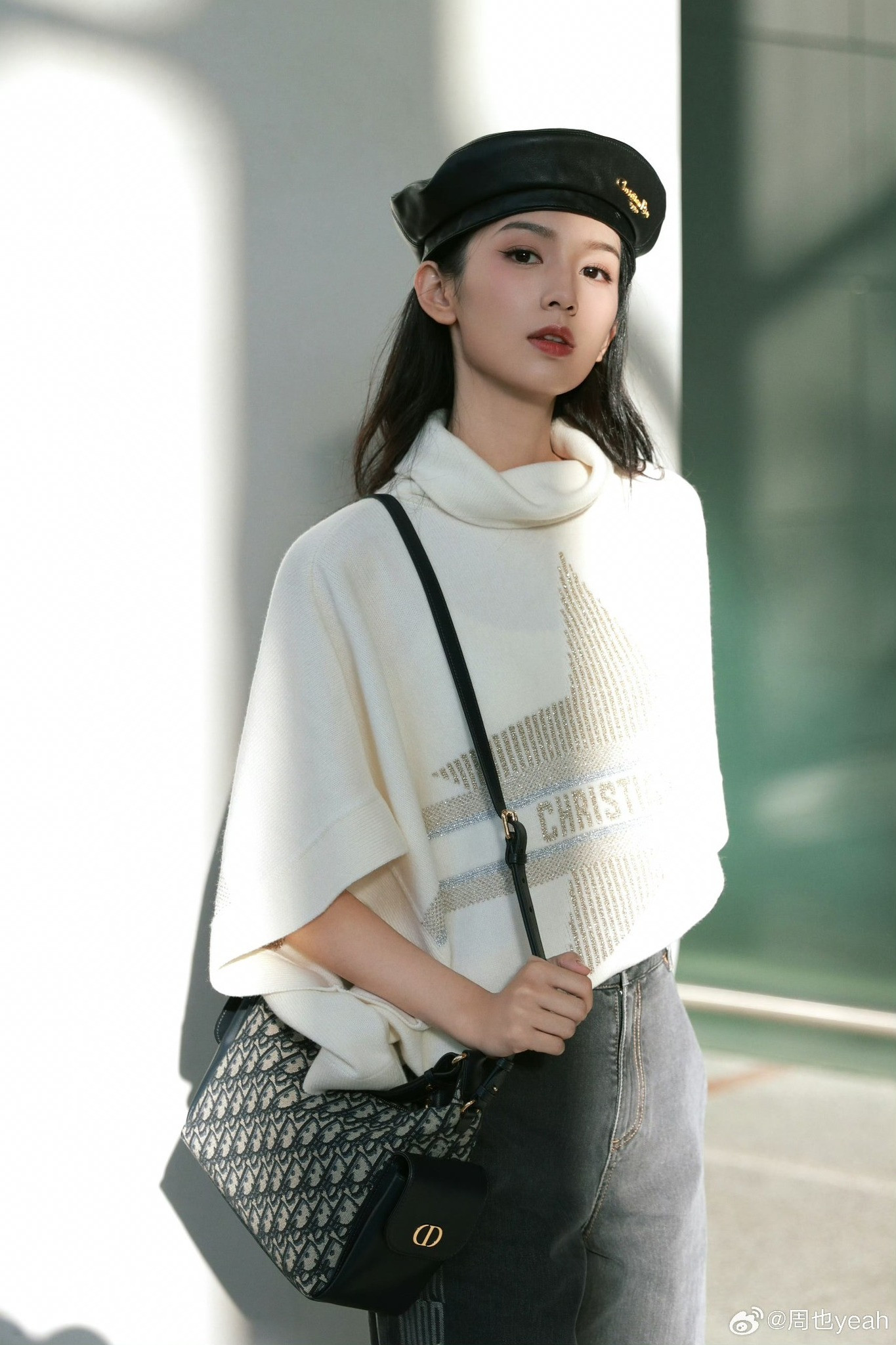 Nữ diễn viên lườm nguýt Địch Lệ Nhiệt Ba Đẹp xuất sắc nhưng thái độ nhiều lần gây tranh cãi