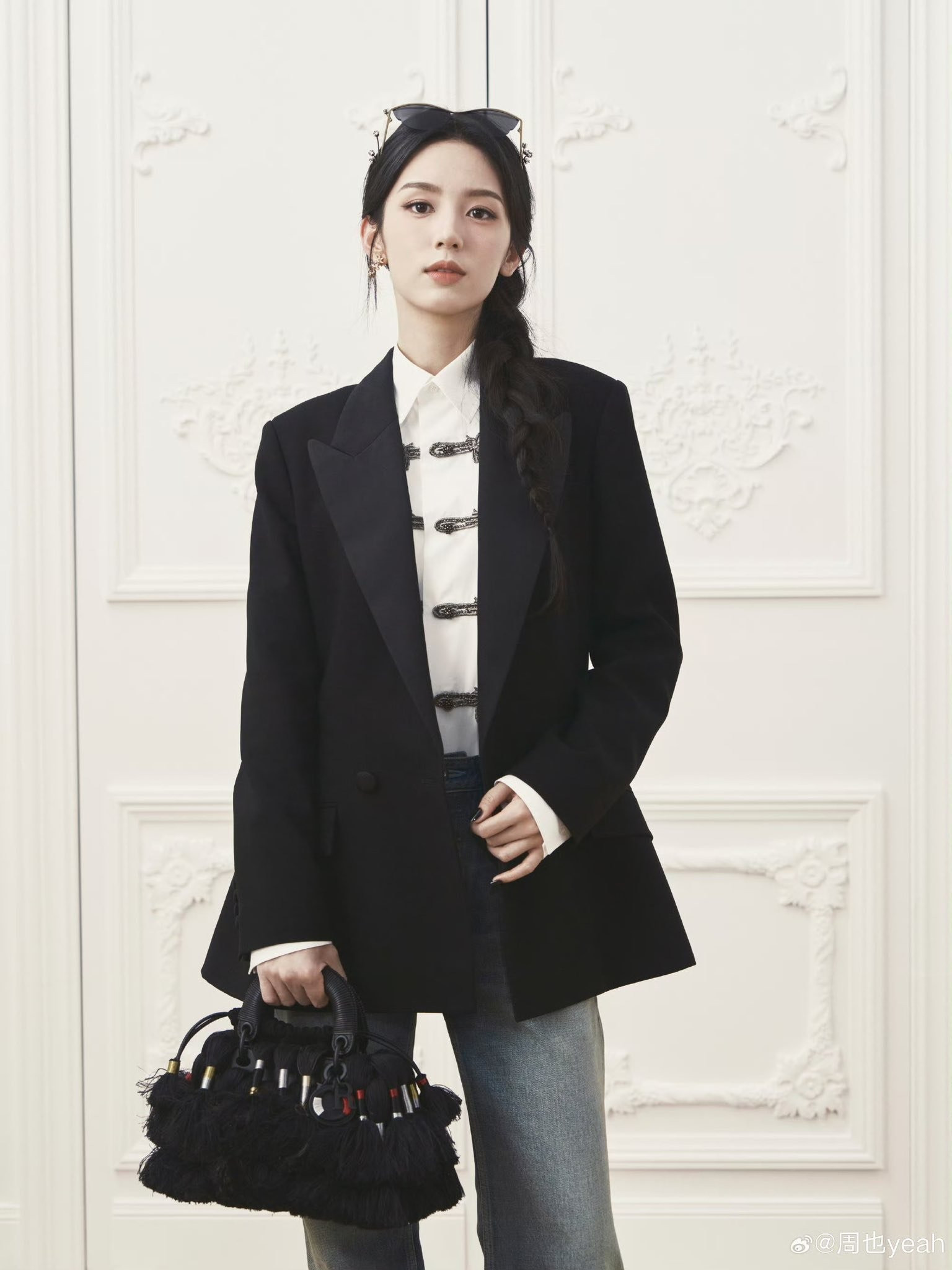 Nữ diễn viên lườm nguýt Địch Lệ Nhiệt Ba Đẹp xuất sắc nhưng thái độ nhiều lần gây tranh cãi