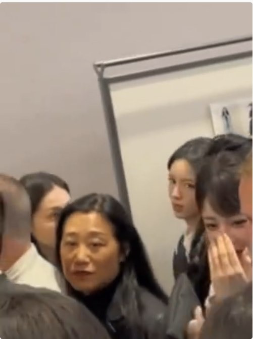 Nữ diễn viên lườm nguýt Địch Lệ Nhiệt Ba Đẹp xuất sắc nhưng thái độ nhiều lần gây tranh cãi