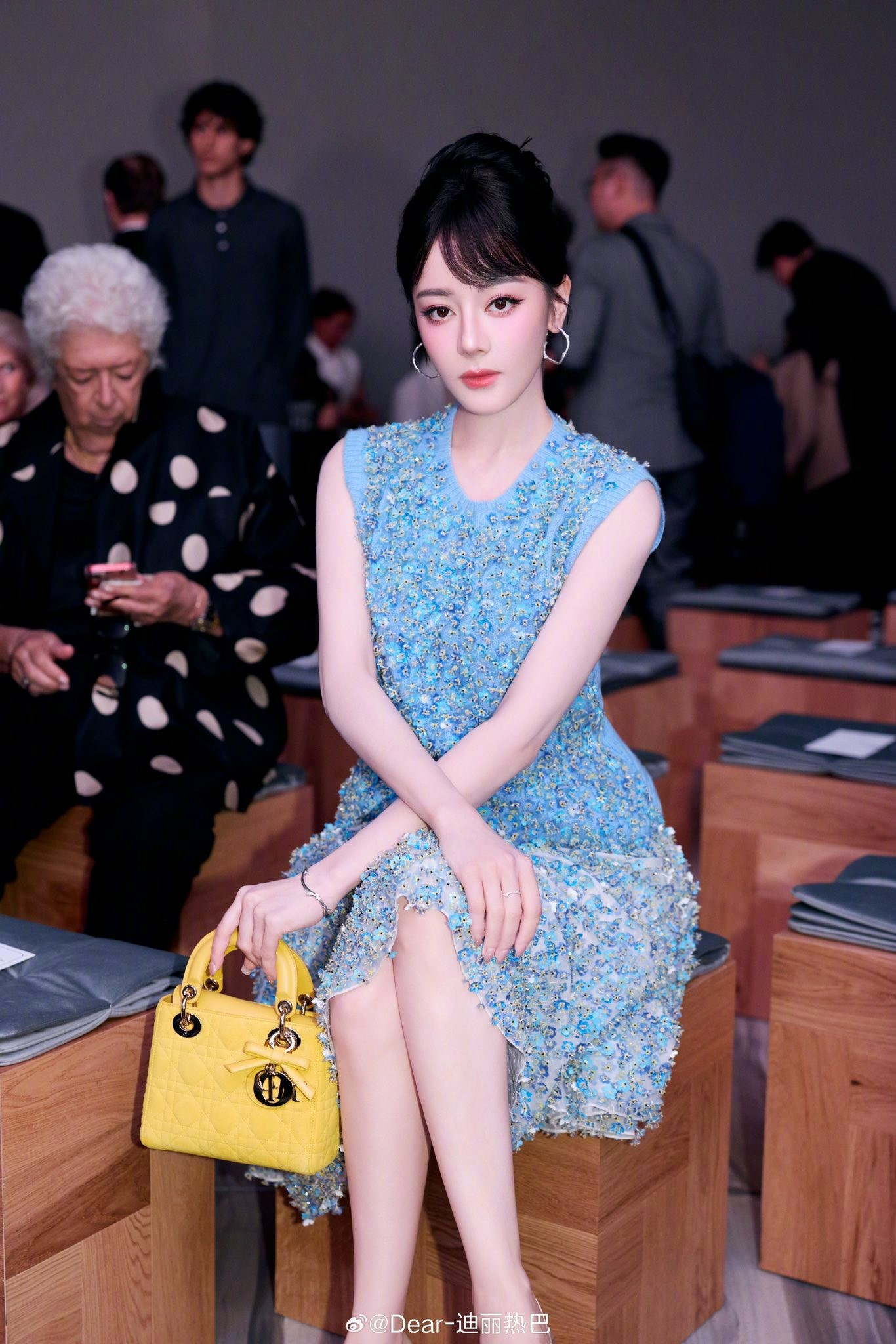 Nữ diễn viên lườm nguýt Địch Lệ Nhiệt Ba Đẹp xuất sắc nhưng thái độ nhiều lần gây tranh cãi