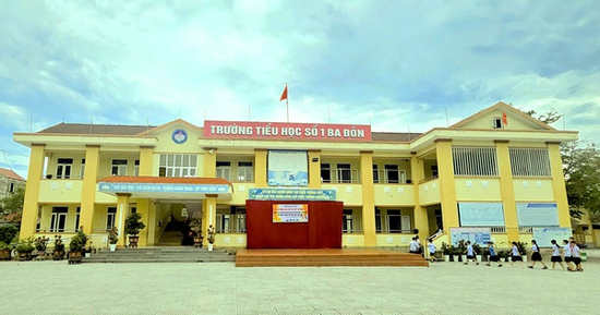 Nữ hiệu trưởng nói gì về khay cơm 25.000 đồng gây 'bão' ở Quảng Trị?