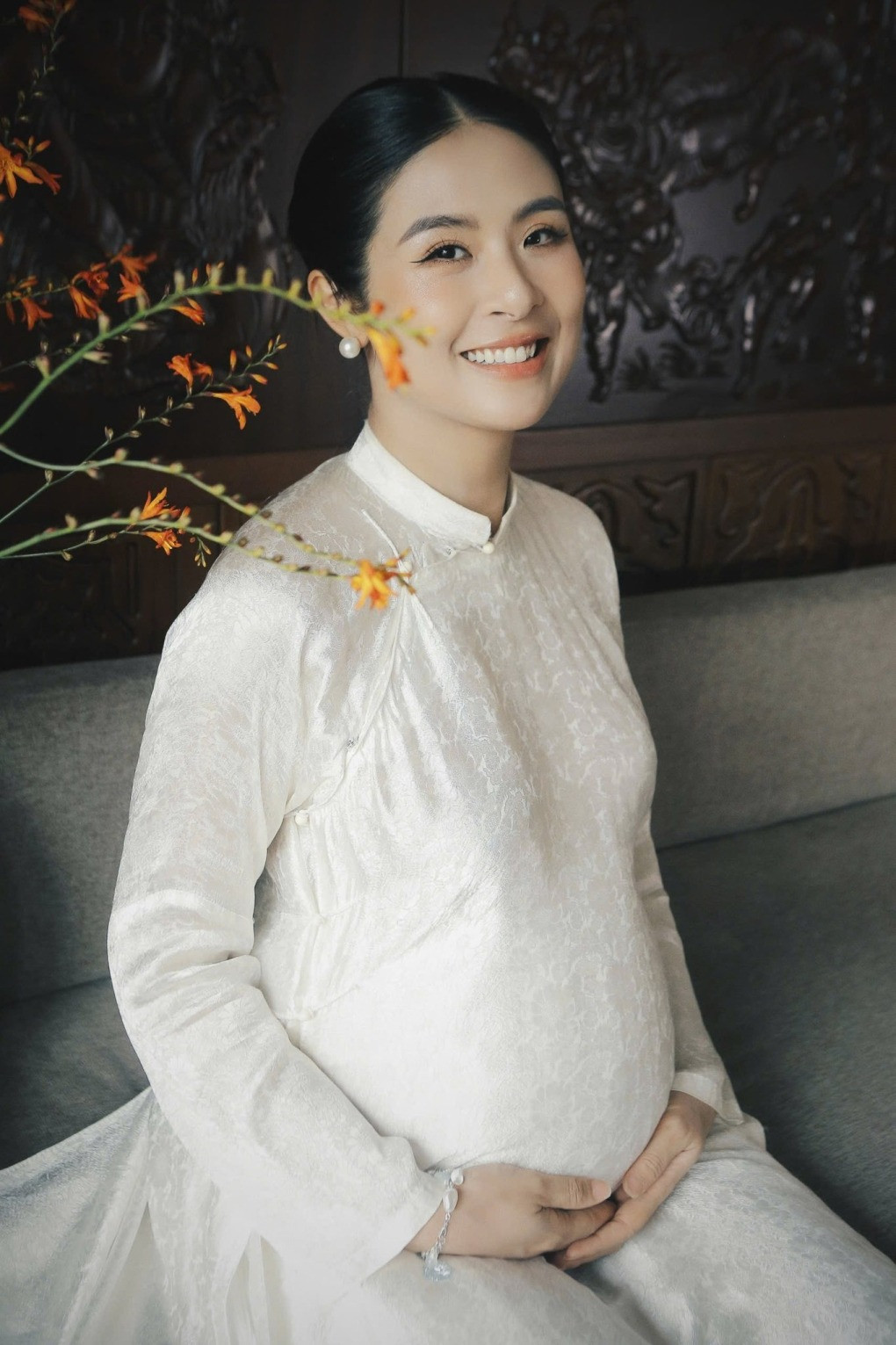 Hoa hậu Ngọc Hân mặc đồng điệu đón Trung thu với quý tử 1 tháng tuổi