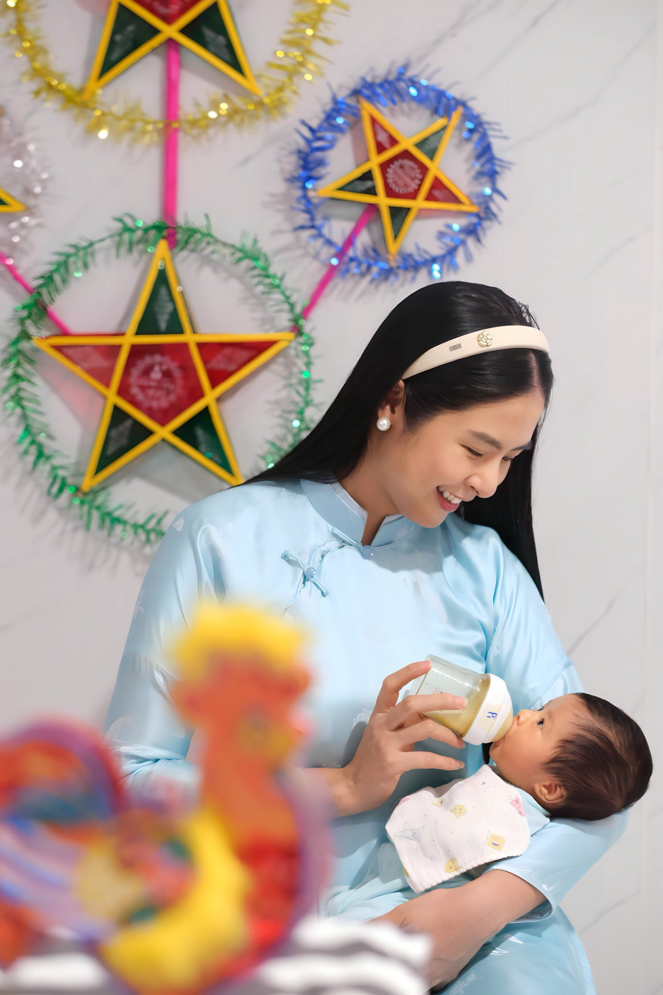 Hoa hậu Ngọc Hân mặc đồng điệu đón Trung thu với quý tử 1 tháng tuổi