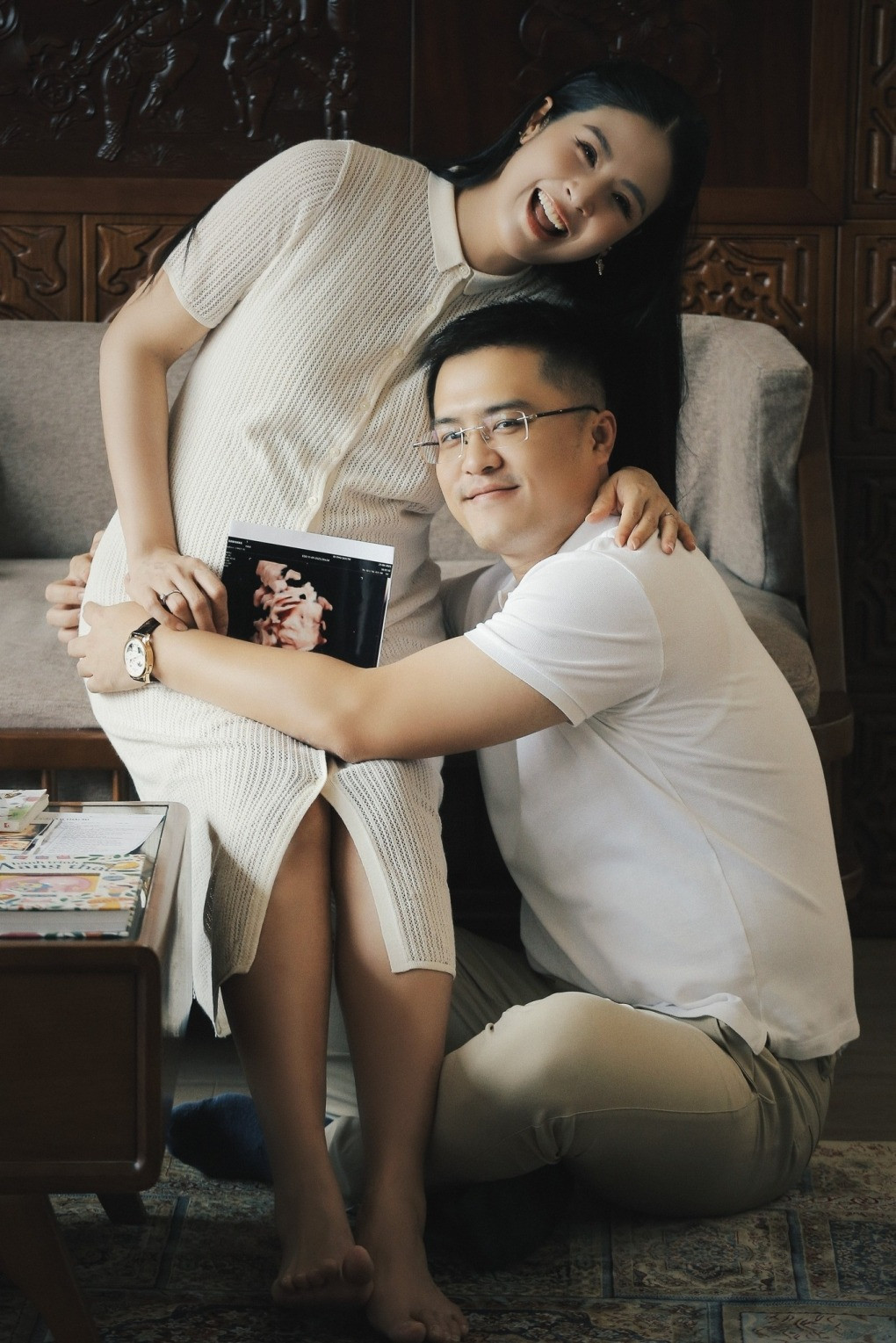 Hoa hậu Ngọc Hân mặc đồng điệu đón Trung thu với quý tử 1 tháng tuổi