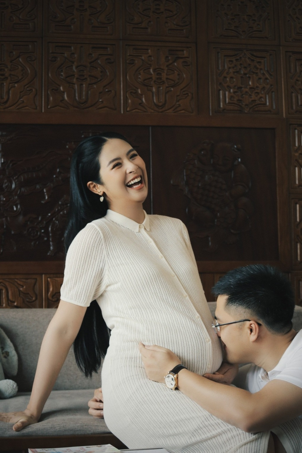 Hoa hậu Ngọc Hân mặc đồng điệu đón Trung thu với quý tử 1 tháng tuổi