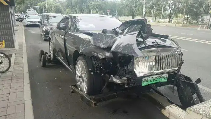 chen zhens rolls royce accident3