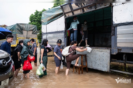Tài xế Hà Nội lái xe tải 10 tấn chở hàng trăm người vượt ‘biển nước’ miễn phí