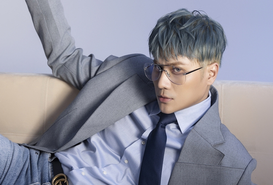 Ca nhạc sĩ Dickson trở lại với diện mạo mới