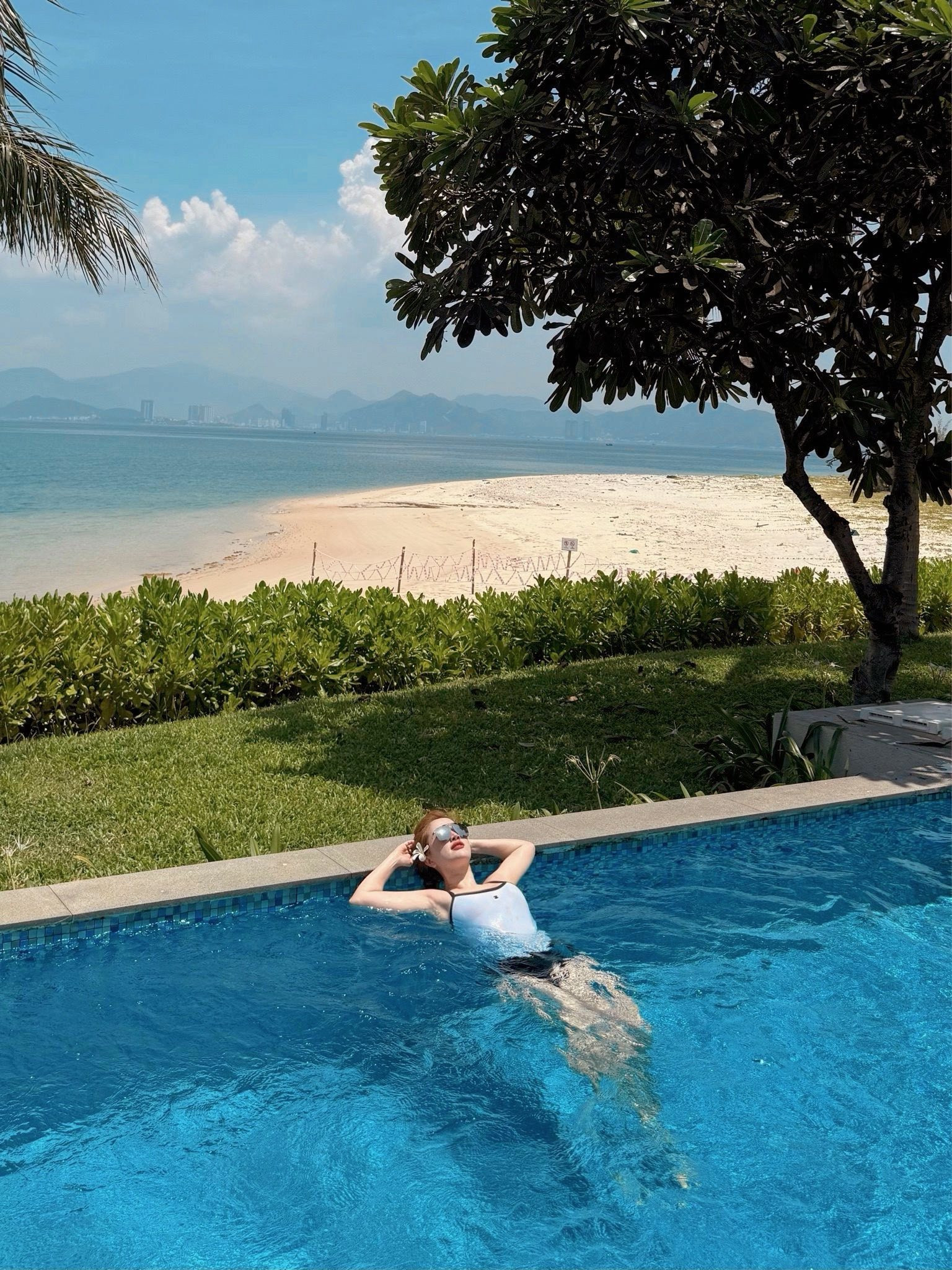 Chồng đại gia Bảo Thy lăn xả để chụp ảnh sống ảo cho vợ