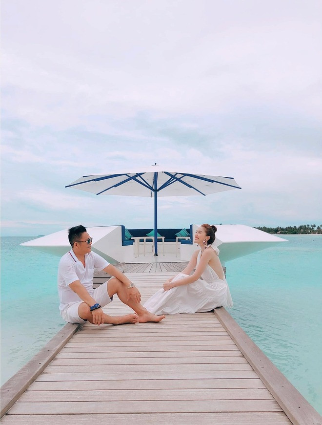 Chồng đại gia Bảo Thy lăn xả để chụp ảnh sống ảo cho vợ